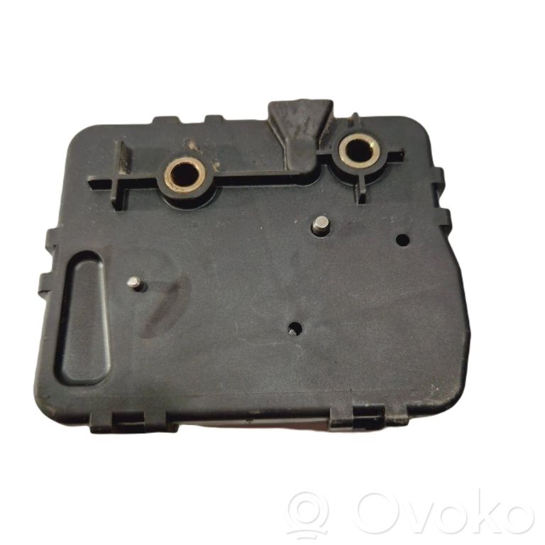 Aizmugurējā pārsega slēdzene