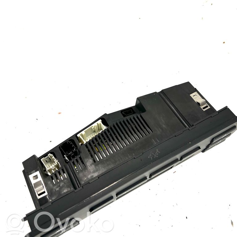 Air conditioning / climate control / interior heating control unit (in the passenger compartment)