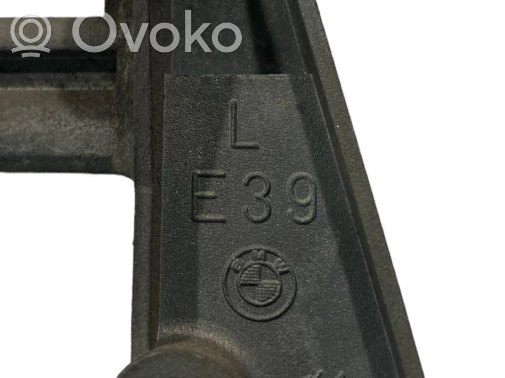 Priekšpusē turētājs / kronšteins ārējam atvēršanas rokturim