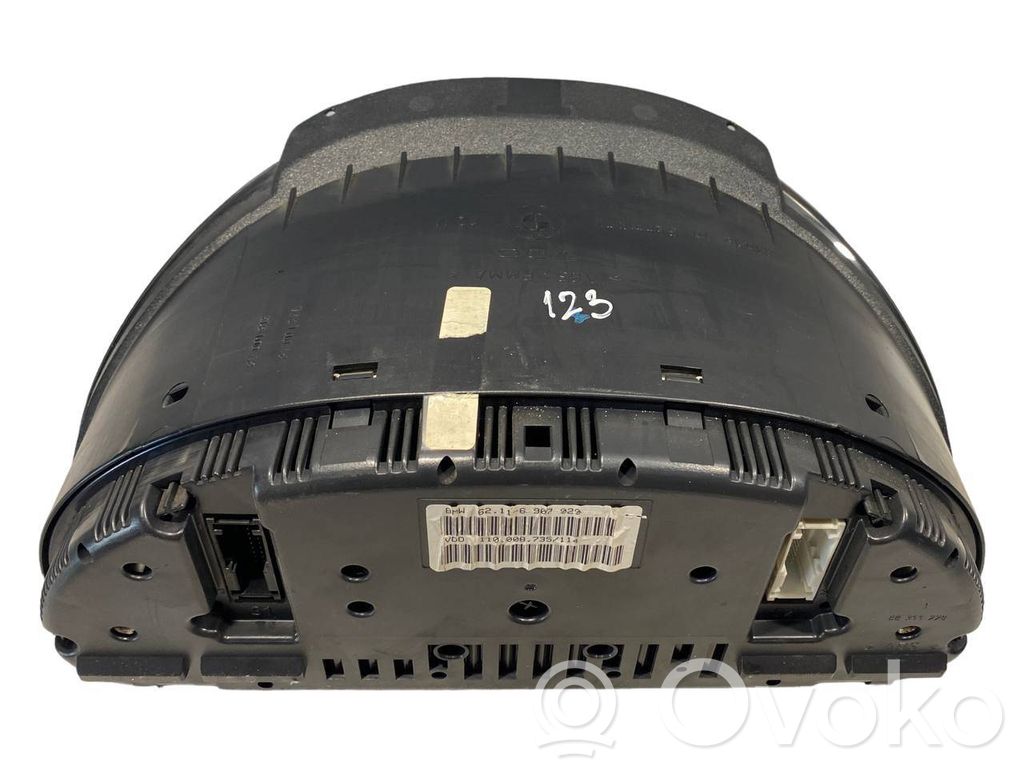 Speedometer (in the instrument panel)