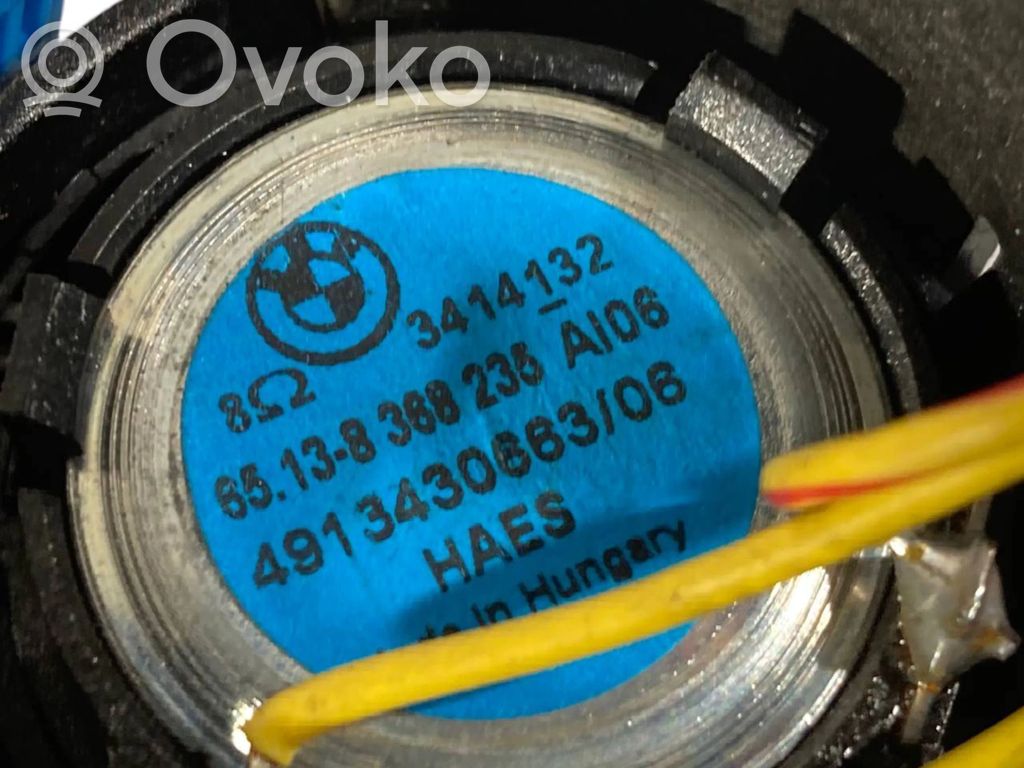 Augsto frekvenču skaļrunis (-i) priekšējās durvīs