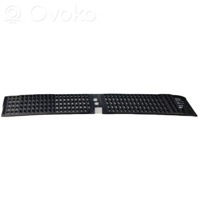 Bonnet decorative grille
