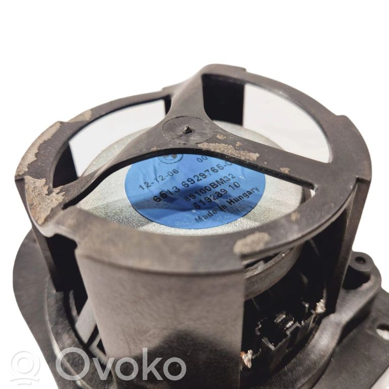 Skaļrunis (-i) aizmugurējā palodzē