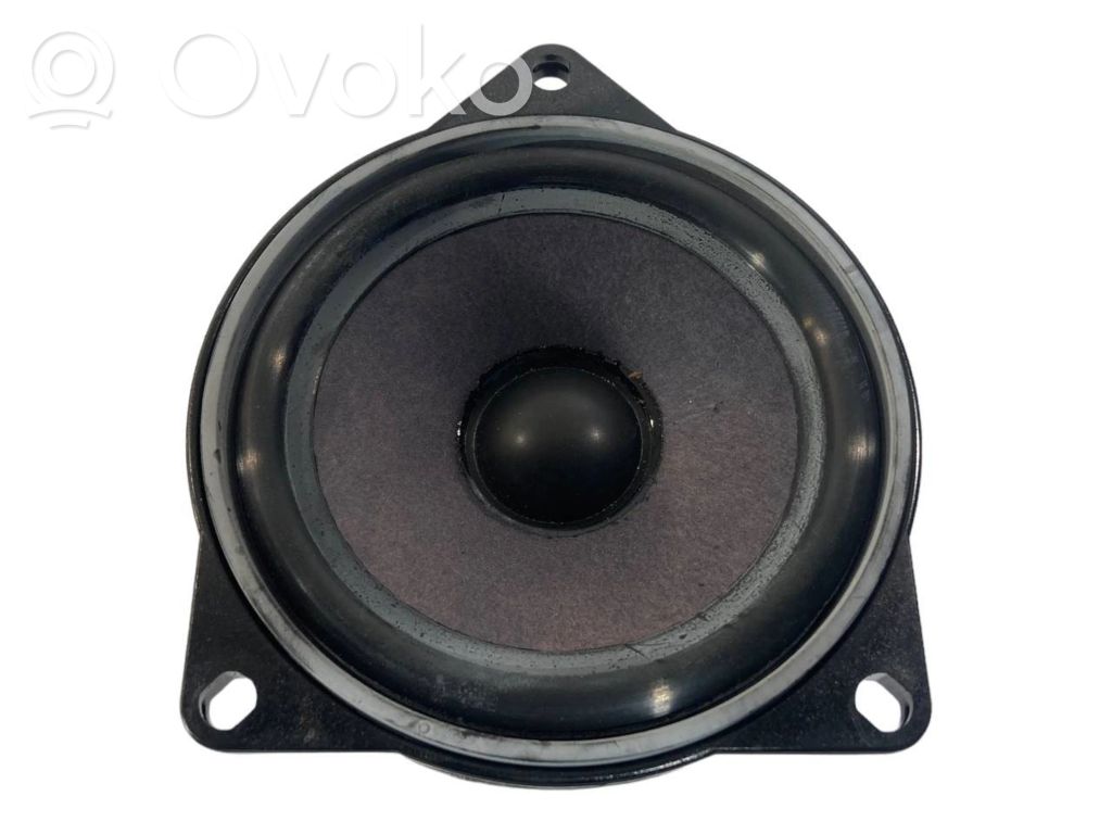 Speaker(s) in the rear window