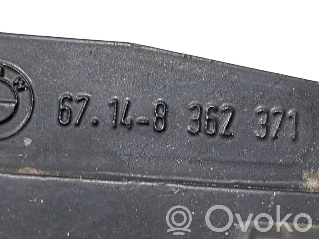 Aizmugurējā pārsega pievilcējs