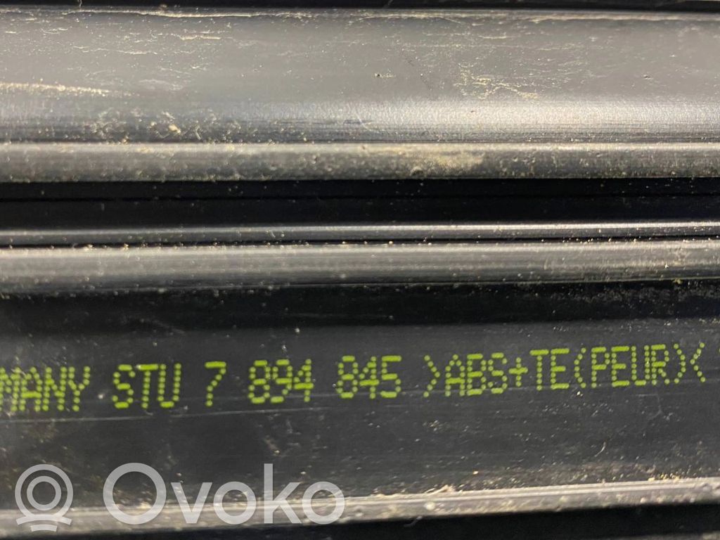 Priekšējā sliekšņa dekoratīvā apdare (iekšējā)