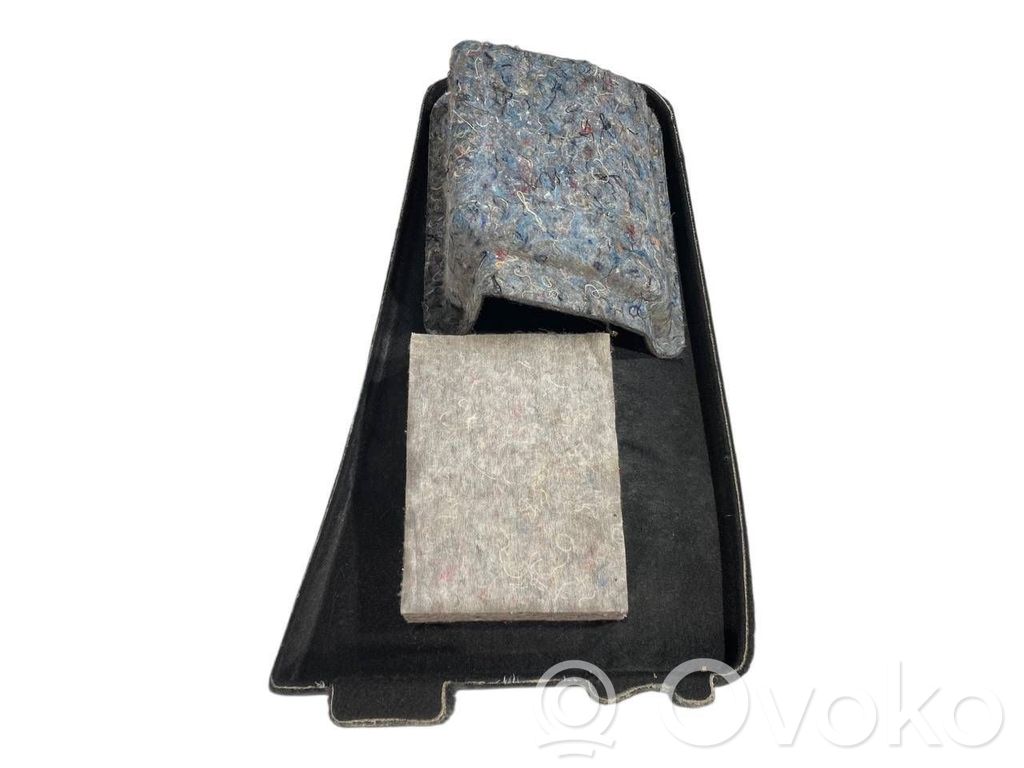 Bagāžnieka sānu apakšējās apdares panelis