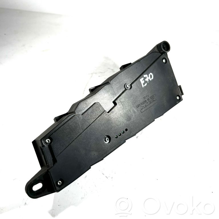 Seat adjustment switch(es)