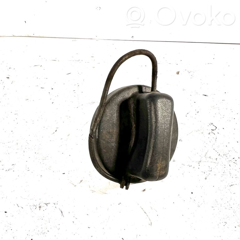 Screw-on fuel tank cap