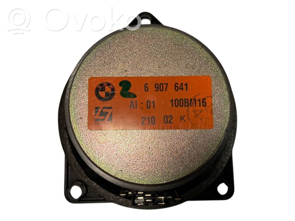 Skaļrunis (-i) priekšējās durvīs