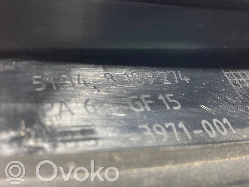 Aizmugurē durvju stikla rāmis