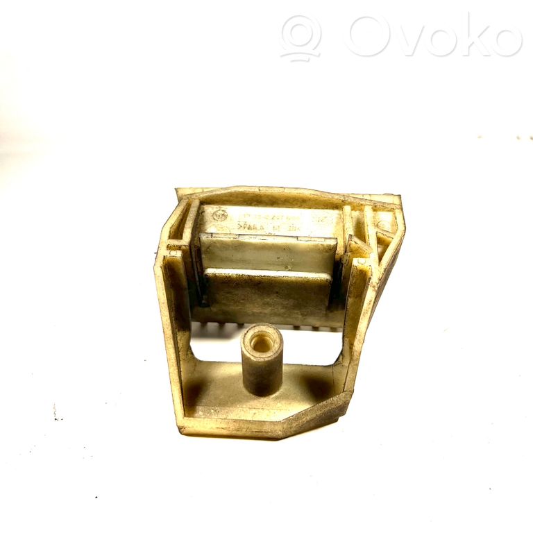 Radiator(s) holder/bracket