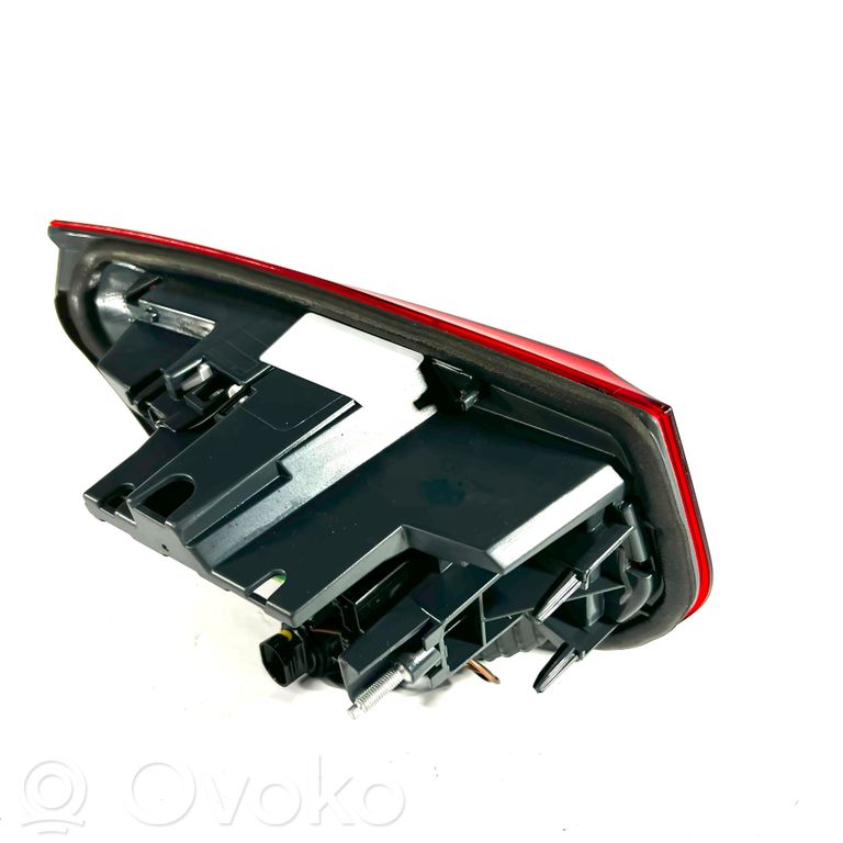 Taillight in the hood