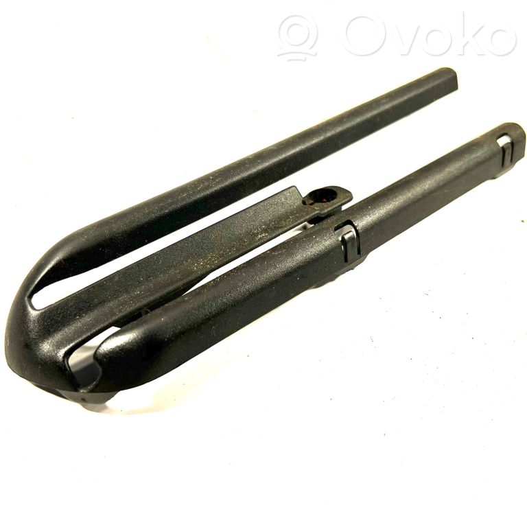 Декоративная отделка направляющей сиденья переднего пассажира