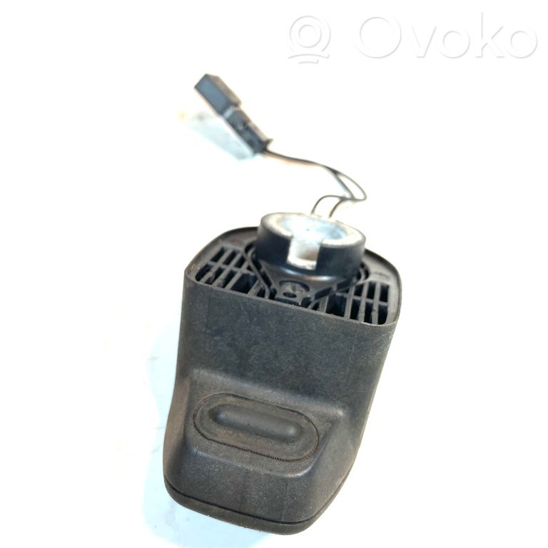 Aizmugurējā stikla aizmugurējā stikla atvēršanas rokturis