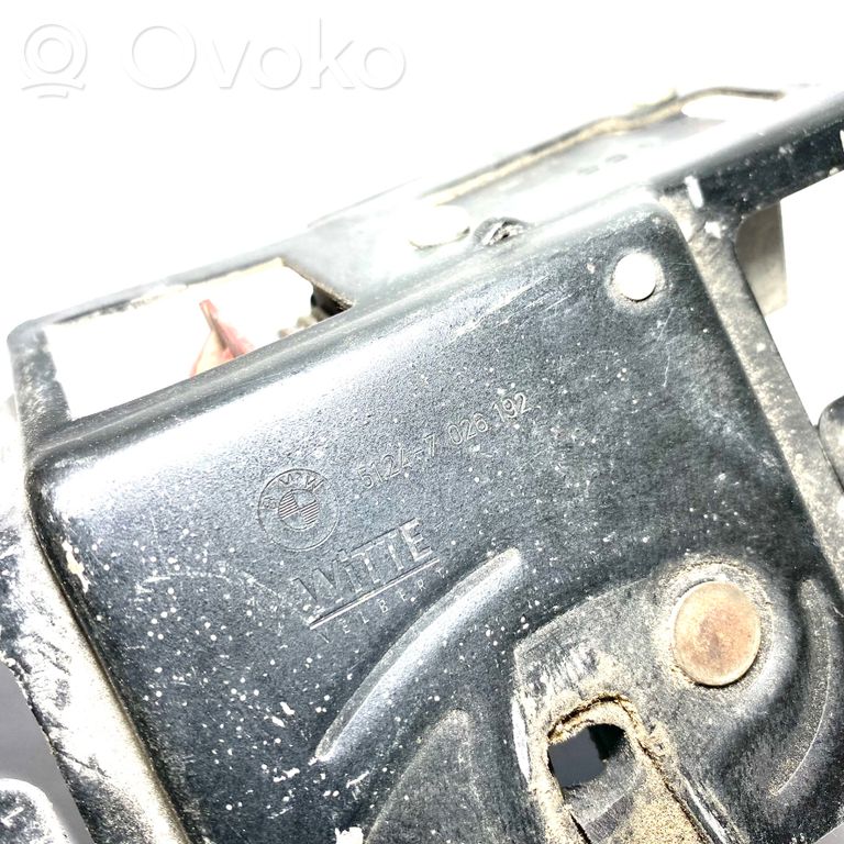 Aizmugurējā pārsega slēdzene