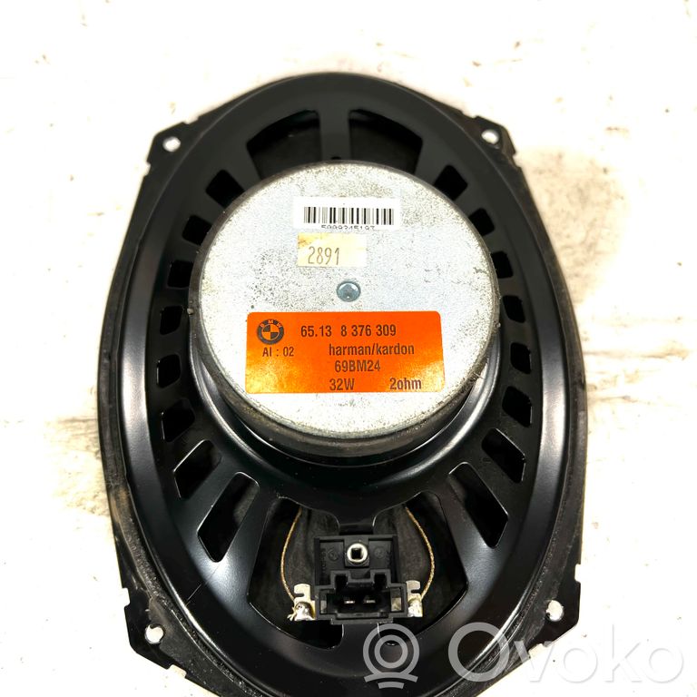 Skaļrunis (-i) aizmugurējā palodzē