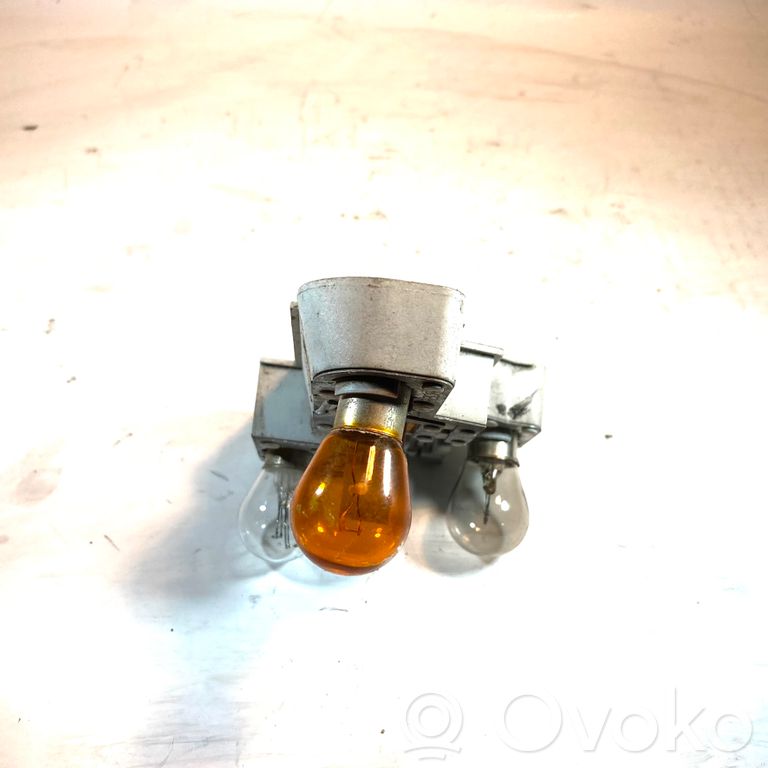 Aizmugures spuldzes vāka turētājs