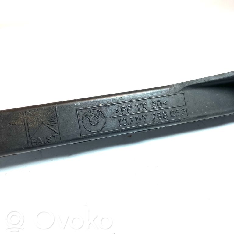 Dzinēja pārsegs (dekoratīva apdare)