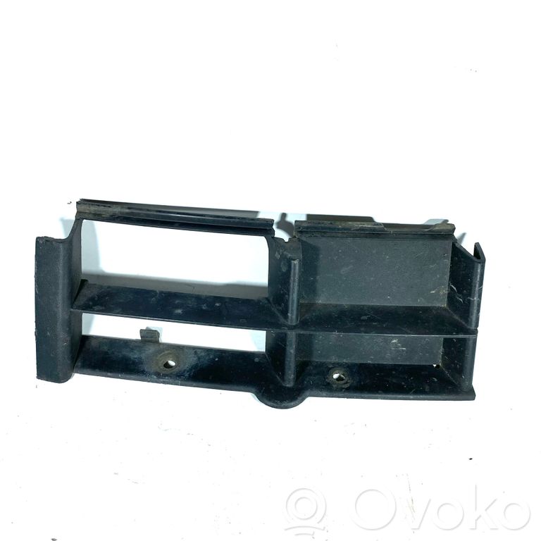 Priekšpusē dekoratīva bampera uzlikas