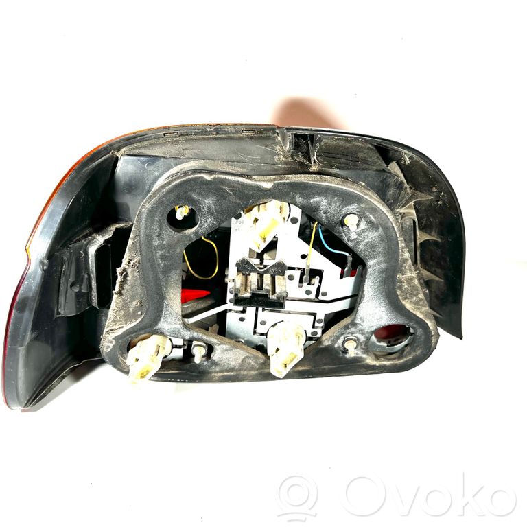 Aizmugurējais lukturis virsbūvē