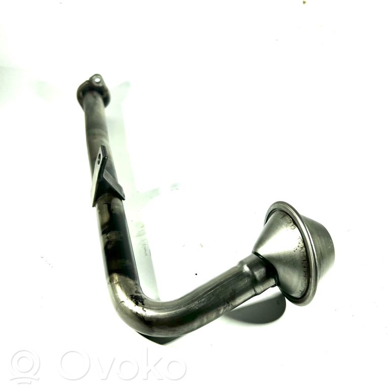 Eļļas pievades caurulīte (karterī)