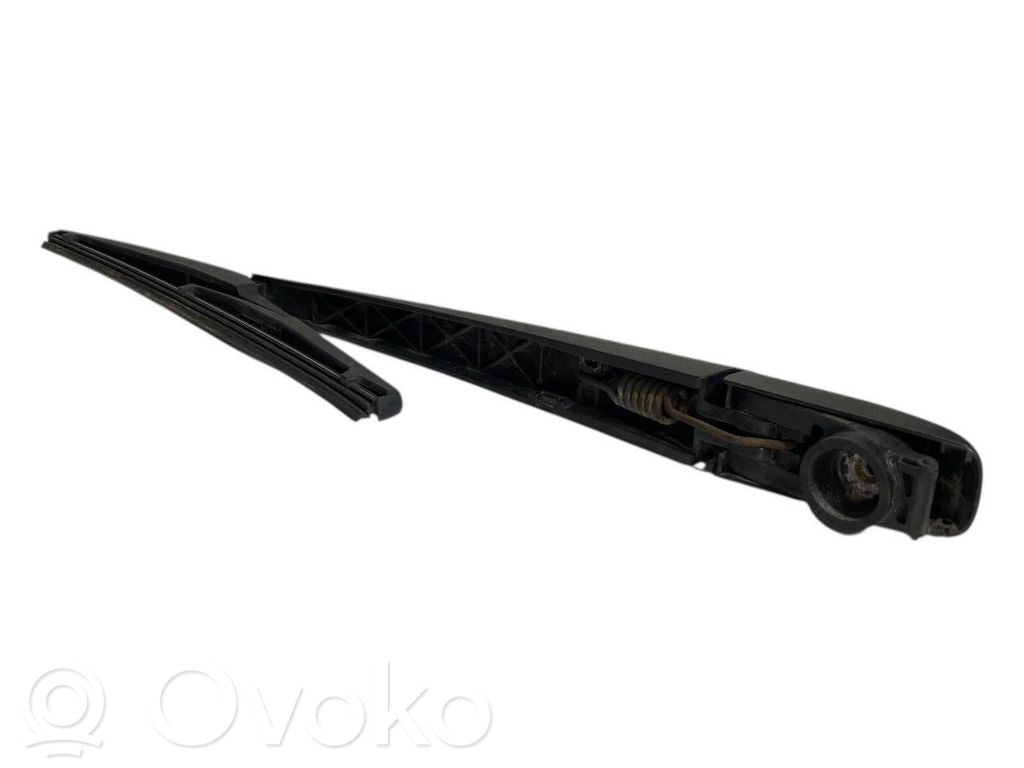 Aizmugurējā loga tīrītāja kājiņa