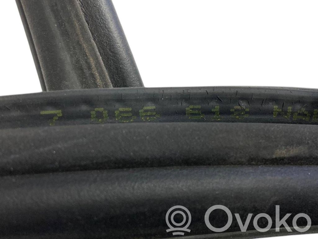 Rear trim rubber (in the body)