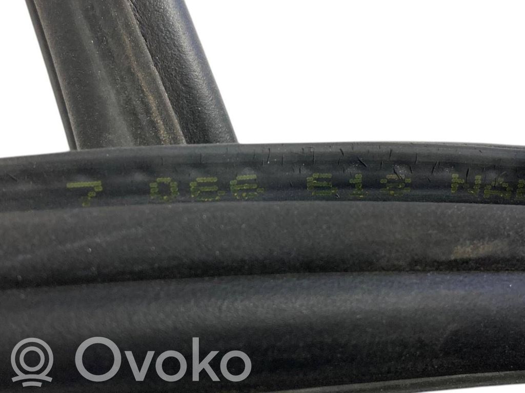Rear trim rubber (in the body)