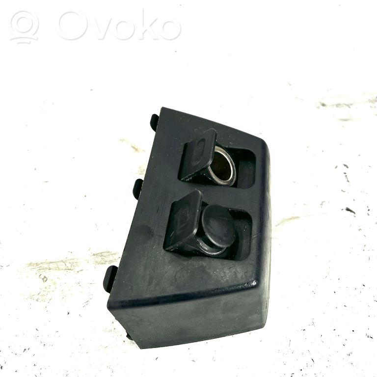 12 V ligzda (aizmugure)