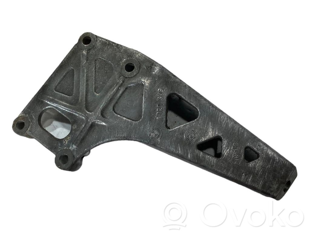 Engine mounting bracket