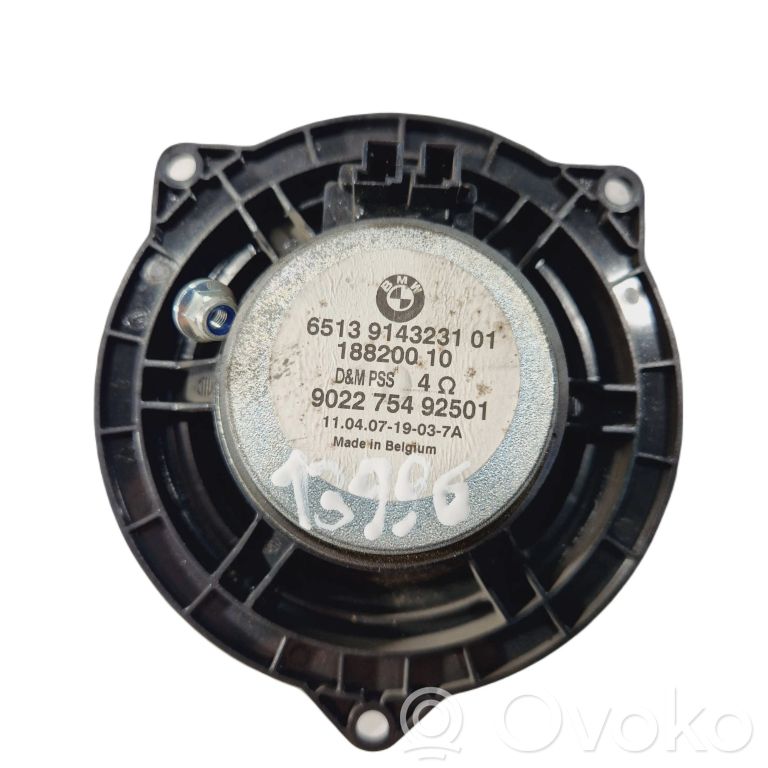 Skaļrunis (-i) pakaļējās durvīs