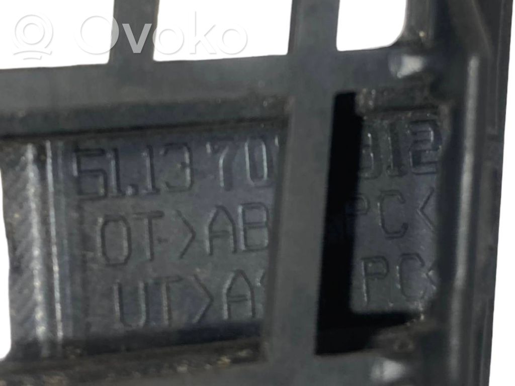 Dzinēja pārsega dekoratīvais režģis