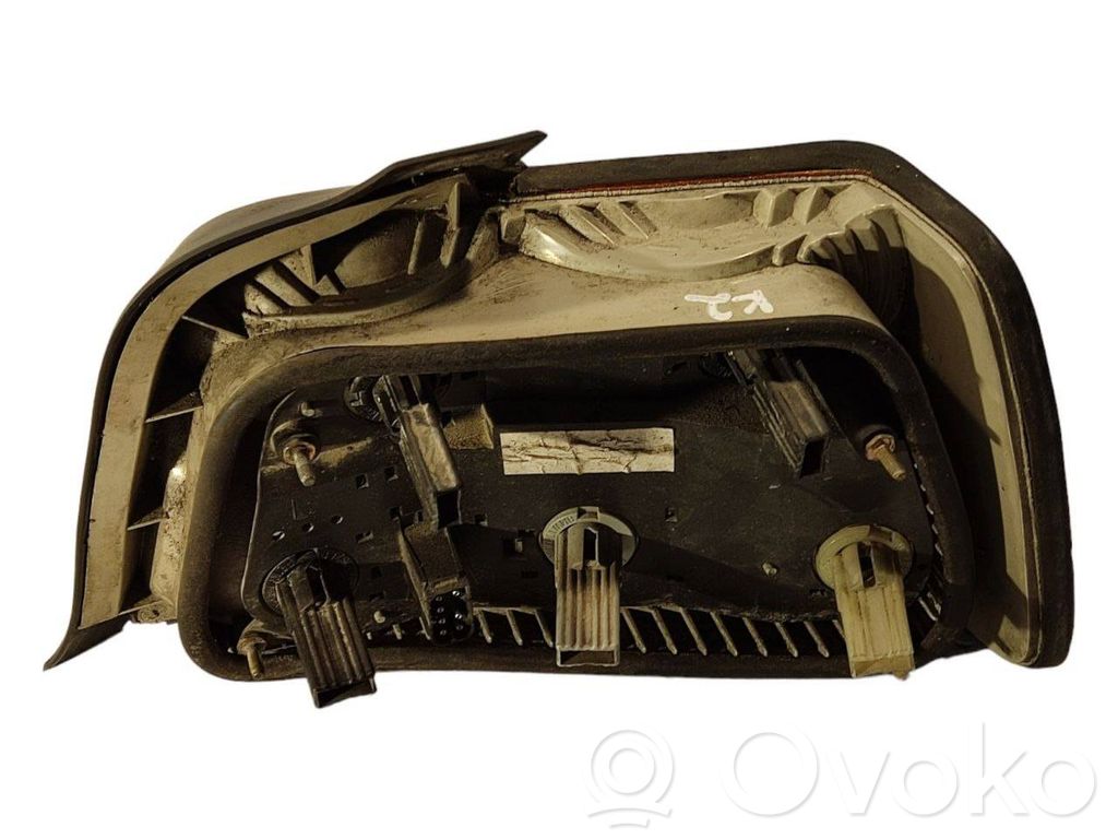 Aizmugurējais lukturis virsbūvē