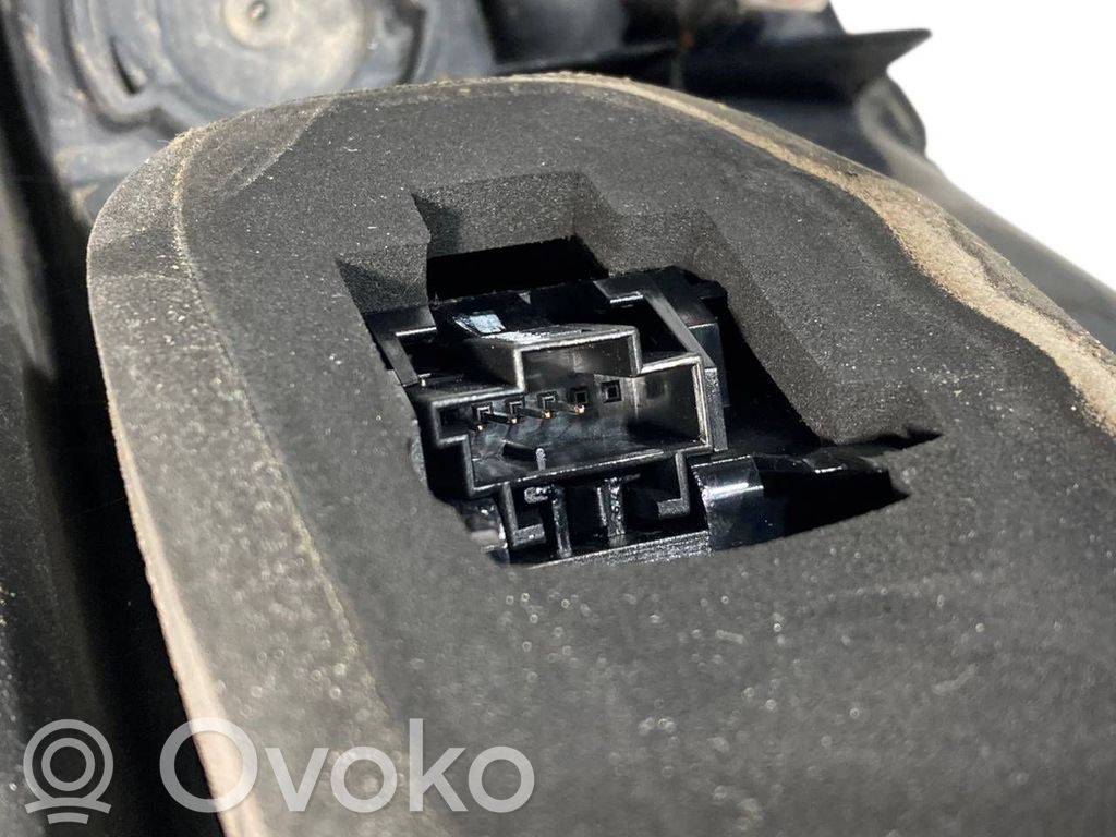 Aizmugurējais lukturis virsbūvē