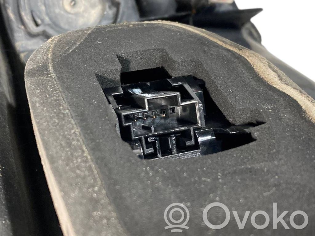 Aizmugurējais lukturis virsbūvē