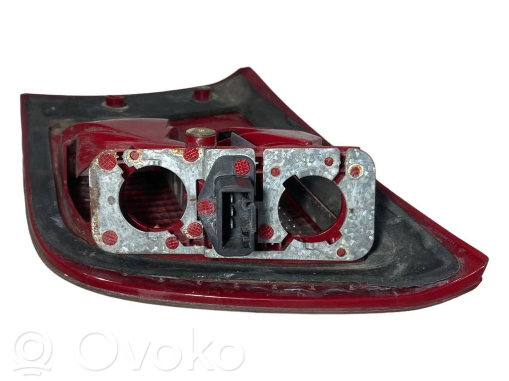 Aizmugurējais lukturis pārsegā