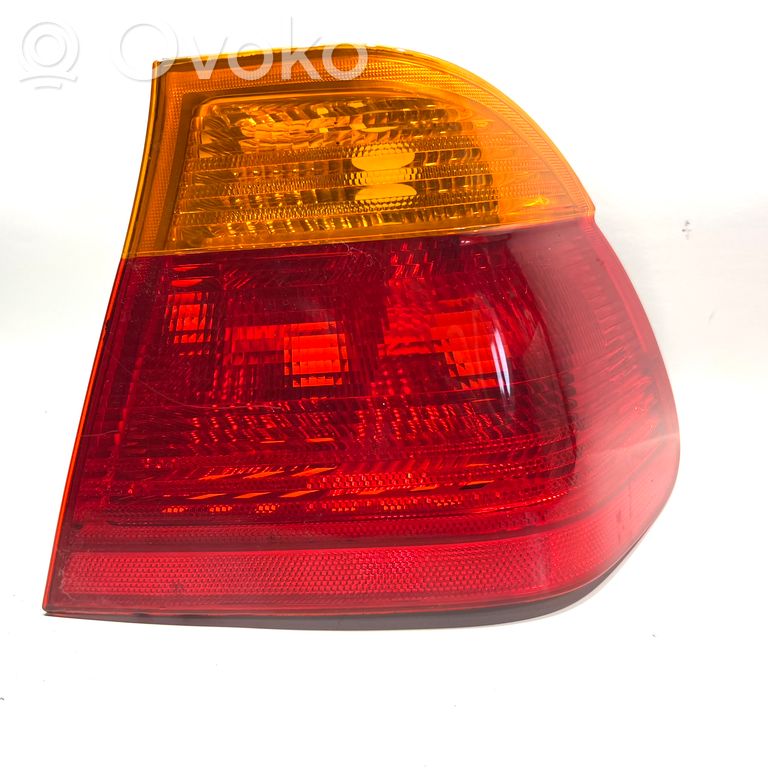 Aizmugurējais lukturis virsbūvē