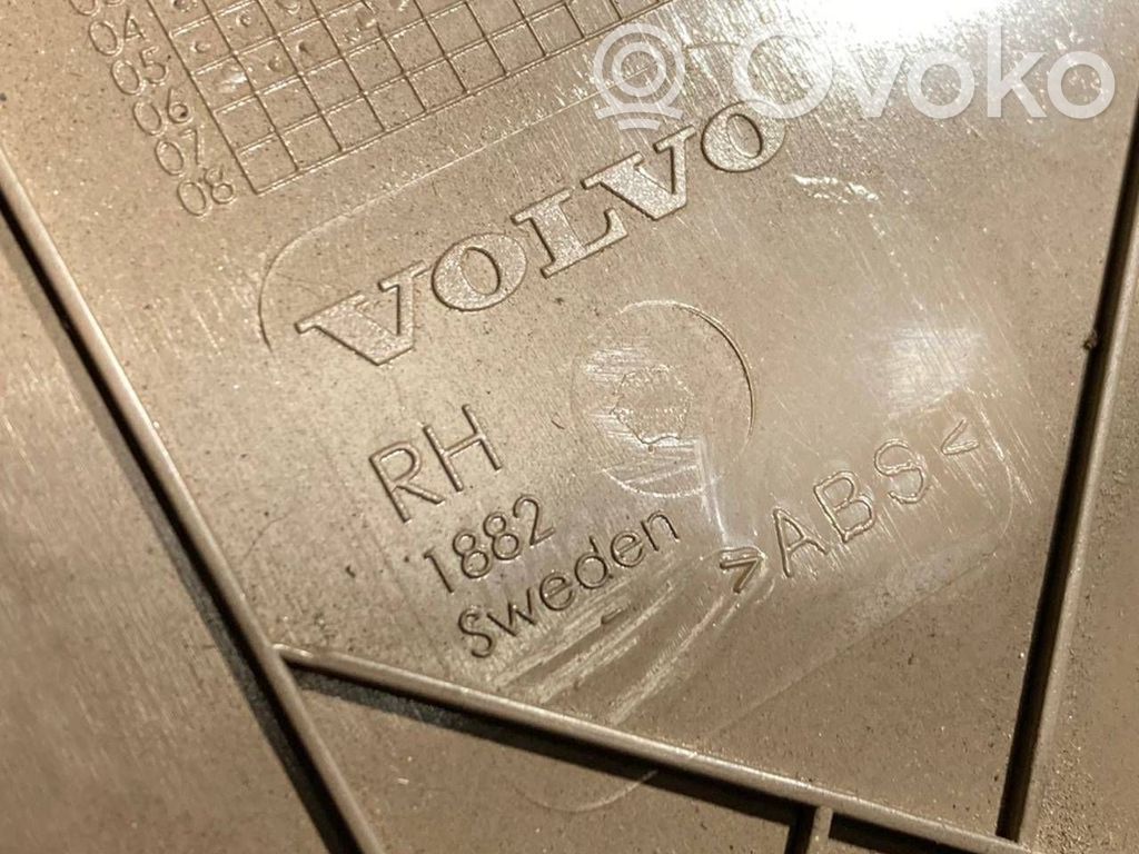 (B) statņa dekoratīvā apdare (augšdaļa)