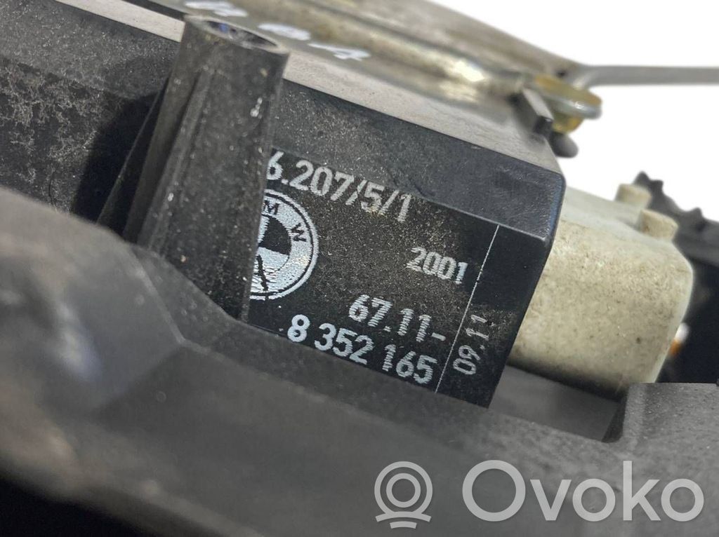 Priekšpusē slēdzene