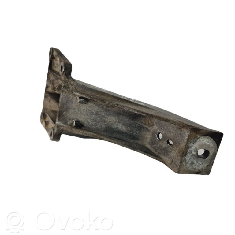 Engine mounting bracket