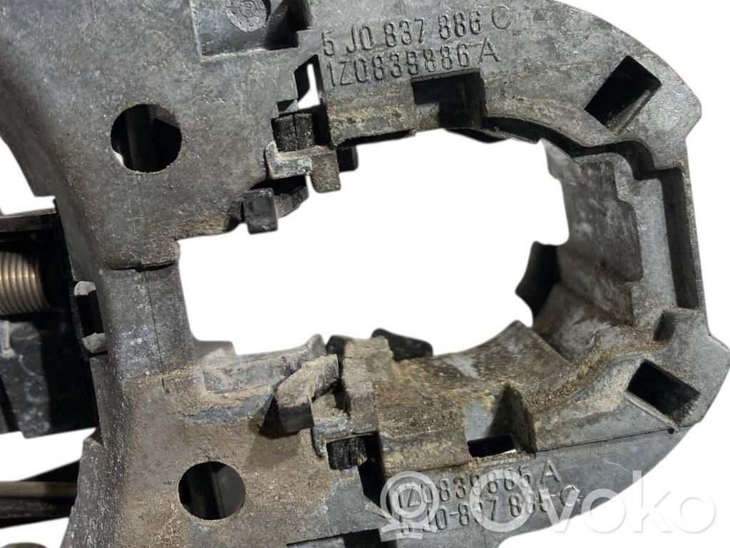 Priekšpusē turētājs / kronšteins ārējam atvēršanas rokturim