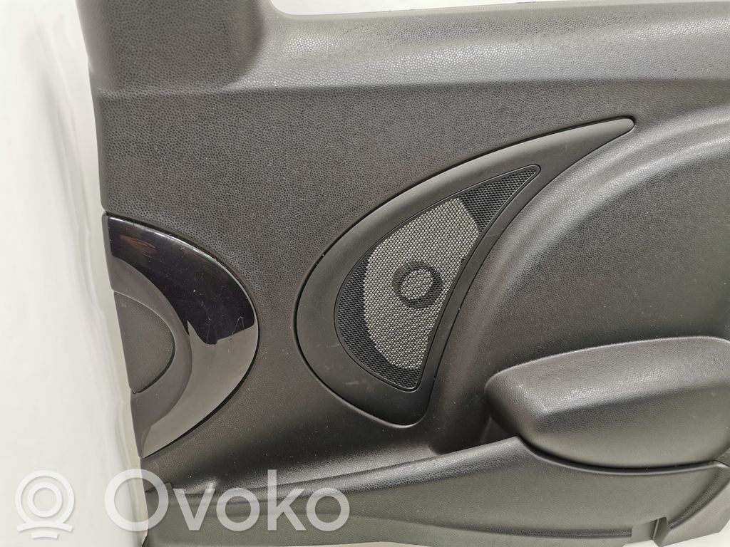 Apšuvums aizmugurējām durvīm