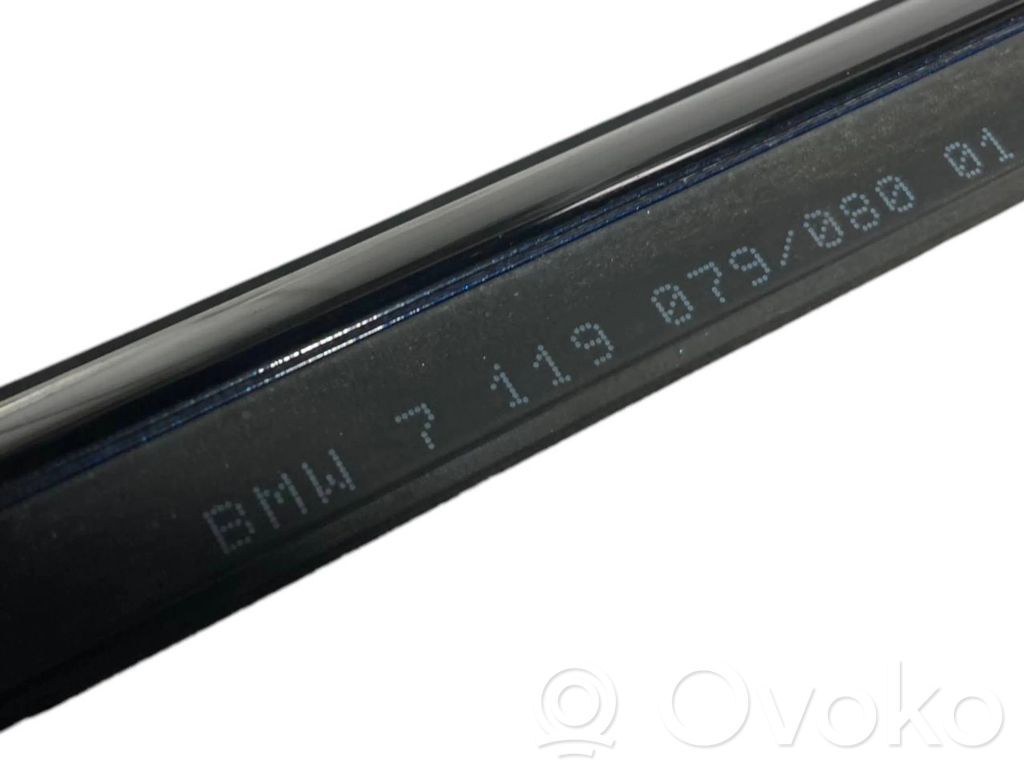 Priekšpusē durvju stikla apdare