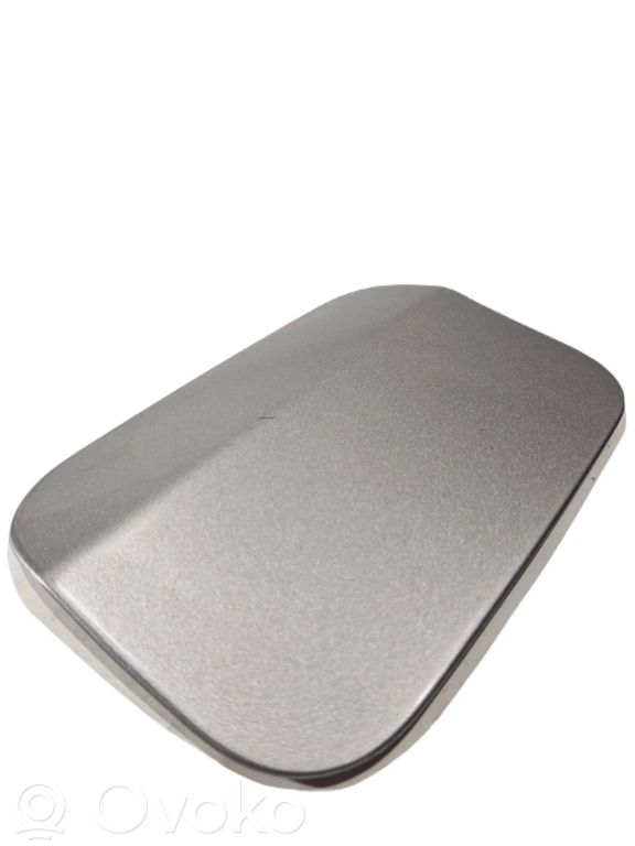 Dekoratīvā apdare pie degvielas tvertnes vāciņa