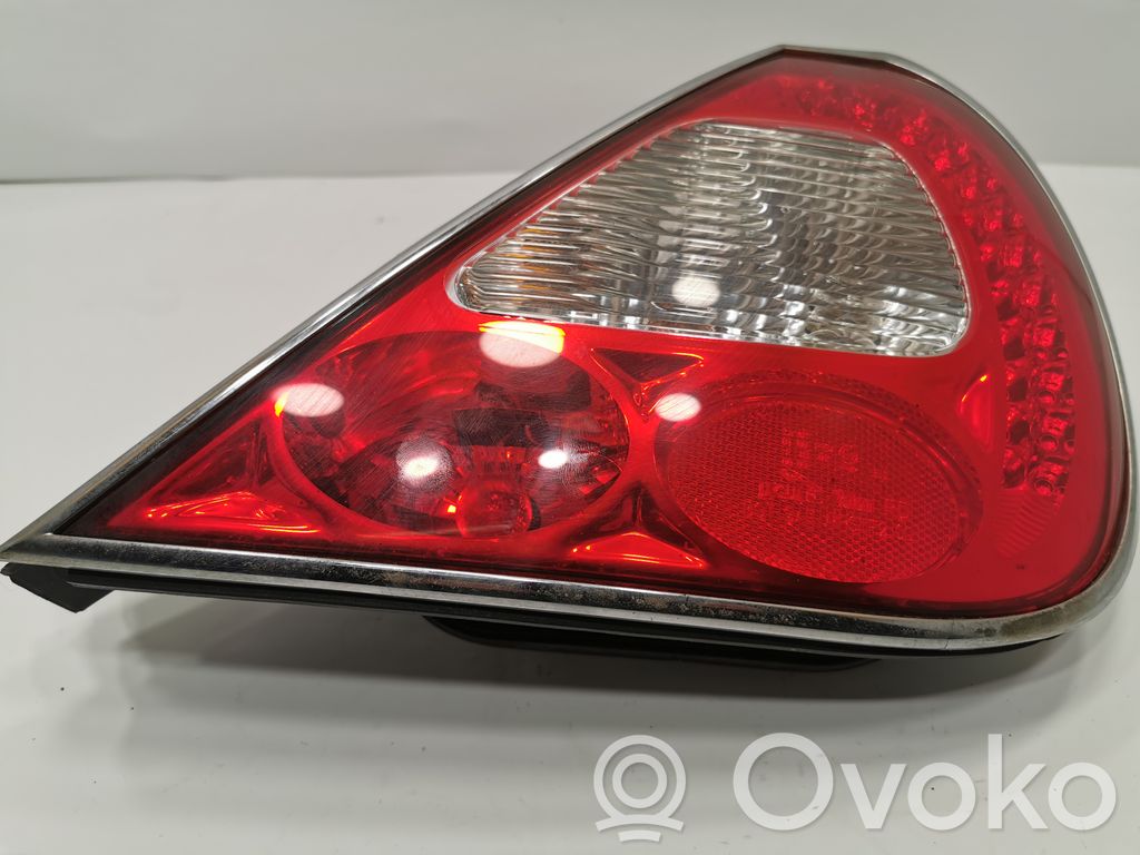 Aizmugurējais lukturis virsbūvē