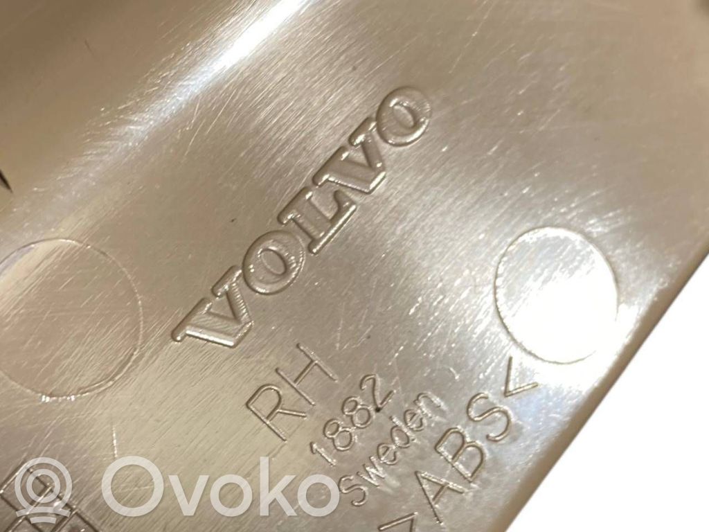 (D) statņa dekoratīvā apdare (augšdaļa)