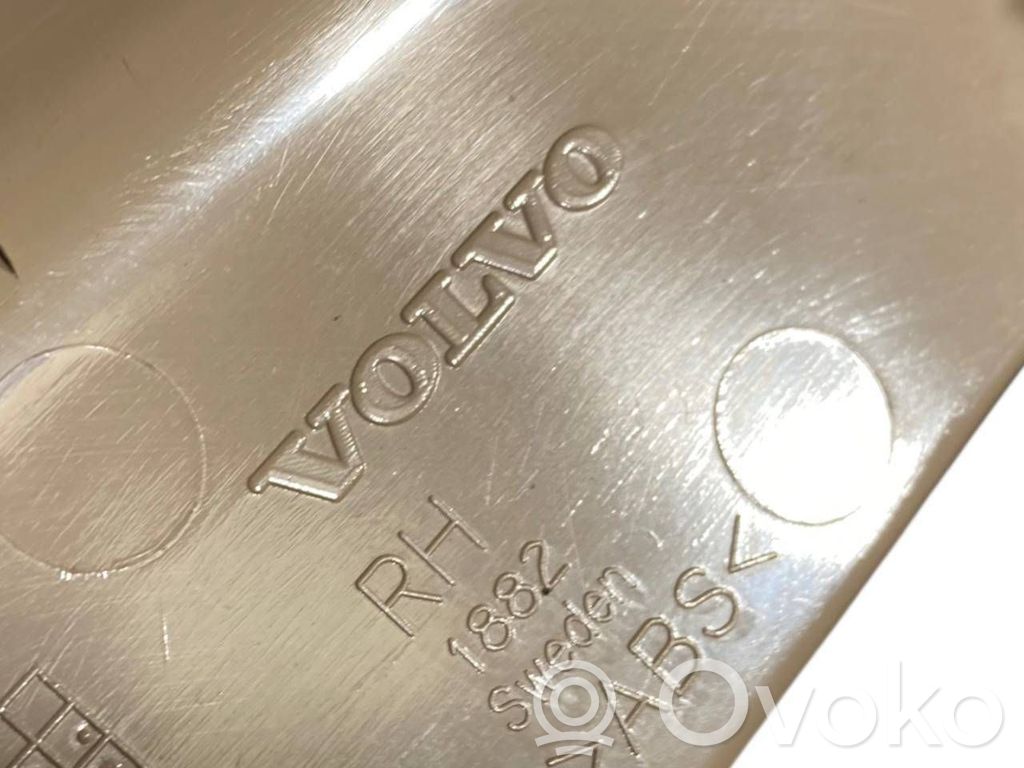 (D) statņa dekoratīvā apdare (augšdaļa)