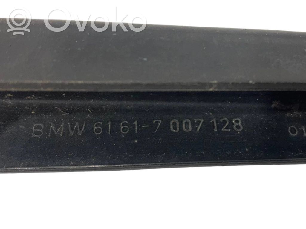 Priekšējā loga tīrītāja kājiņa