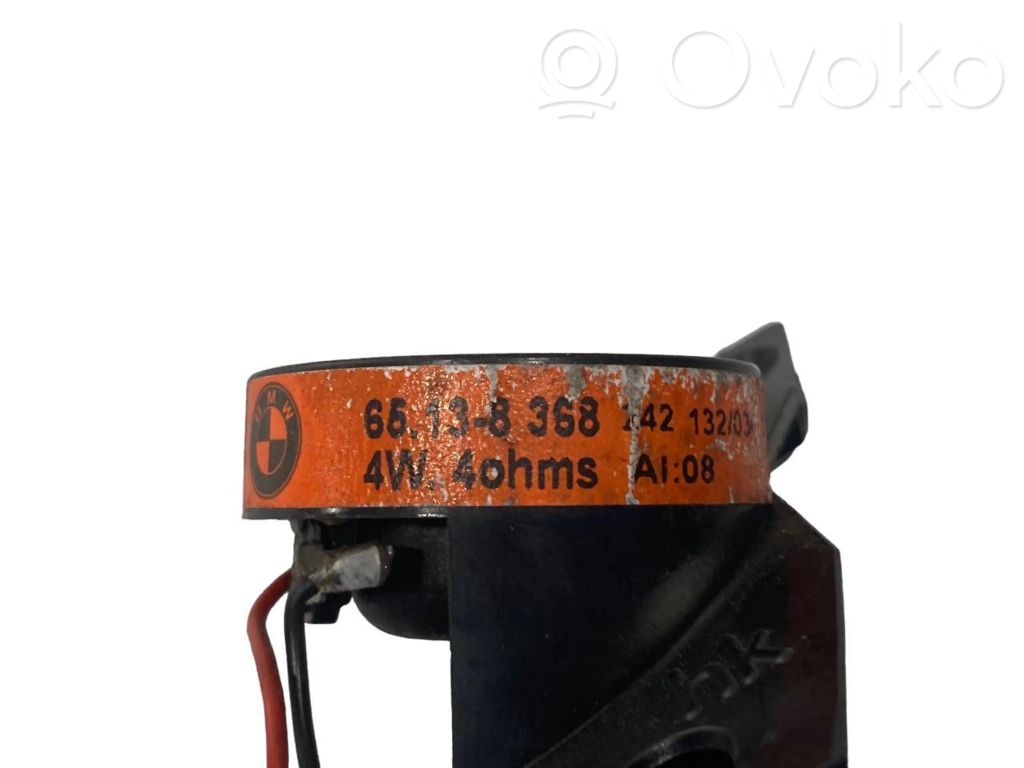 Augsto frekvenču skaļrunis (-i) priekšējās durvīs